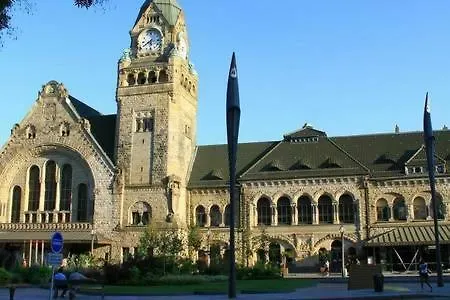 Gare Cote Cour Apartment *